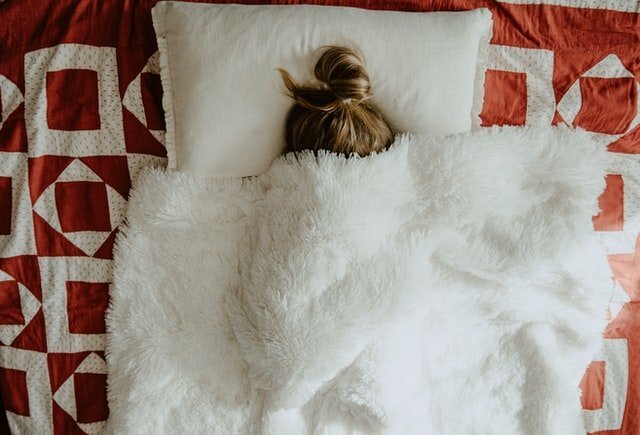 femme sous couverture qui dort bonne nuit